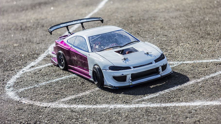 mst, rc, modelis, nuotoliniu būdu, automobilis, rc-car, automatinis, žaislai, buggy, laisvalaikis, žaislas, hobis, quadcopter, elektroniniu būdu, drone, motorinė transporto priemonė, transportavimas, transporto būdas, sausumos transporto priemonė, nėra žmonių, kelias, dieną, pobūdį, lauke, Lenktyninis automobilis, gatvė, aukšto kampo vaizdas, Žaislinė mašina, saulės šviesa, miestas, Sportas, kelionė, sutelkti dėmesį į naujas žinias, sidabro spalvos, 5K