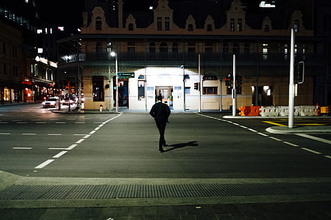 Australië, Perth, eenzaam, onderzoeken, voetganger, man, stad, straat, wandelen, lichten, buiten, weg, nacht, architectuur, een persoon, vervoer, buitenkant van het gebouw, ingebouwde structuur, volledige lengte, verlicht, mannen, stadsleven, echte mensen, wijze van transport, symbool, wegmarkering, auto, motorvoertuig, 4K, CC0, publiek domein, royaltyvrij
