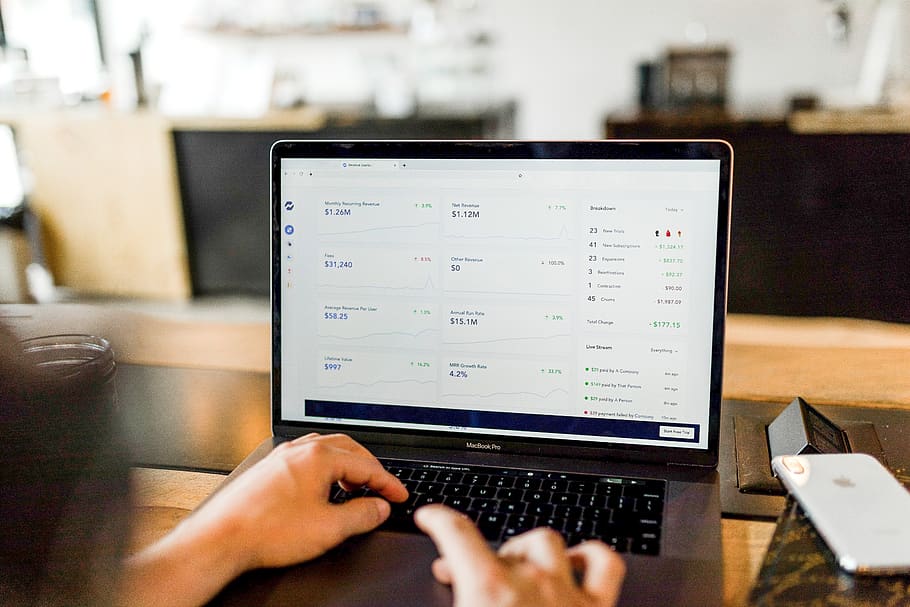 persona, utilizzando, macbook, professionista, tecnologia wireless, tecnologia, comunicazione, computer, connessione, mano umana, il computer portatile, mano, persone reali, attività commerciale, parte del corpo umano, una persona, in casa, adulto, usando il portatile, messa a fuoco selettiva, Internet, rete di computer, tavolo, navigare in rete, 5K