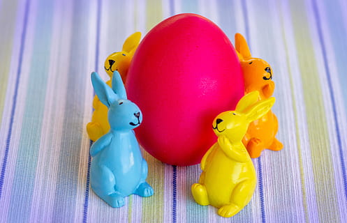 Pascua de Resurrección, conejo de Pascua, huevo de Pascua, huevo, liebre, primavera, linda, orejas, decoración, decoración de pascua, tema de pascua, gracioso, vistoso, figura, de cerca, tarjeta de felicitación, rojo, amarillo, azul, naranja, juguete, pato de goma, representación animal, adentro, nadie, representación, el plastico, multi color, inversión, financiar, animal, ahorros, vista de alto ángulo, naturaleza muerta, negocio, foto de estudio, hucha, 5K, CC0, dominio público, libre de derechos