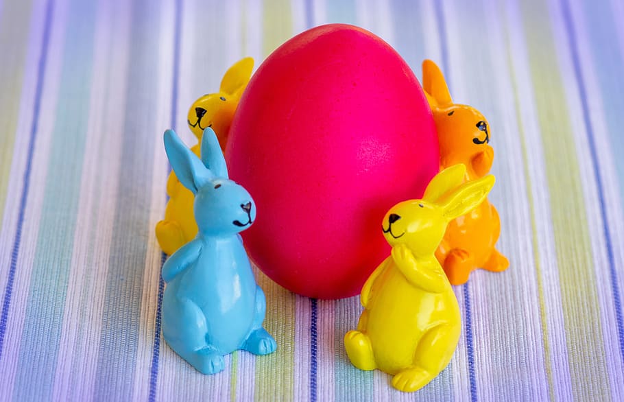 Pascua de Resurrección, conejo de Pascua, huevo de Pascua, huevo, liebre, primavera, linda, orejas, decoración, decoración de pascua, tema de pascua, gracioso, vistoso, figura, de cerca, tarjeta de felicitación, rojo, amarillo, azul, naranja, juguete, pato de goma, representación animal, adentro, nadie, representación, el plastico, multi color, inversión, financiar, animal, ahorros, vista de alto ángulo, naturaleza muerta, negocio, foto de estudio, hucha, 5K