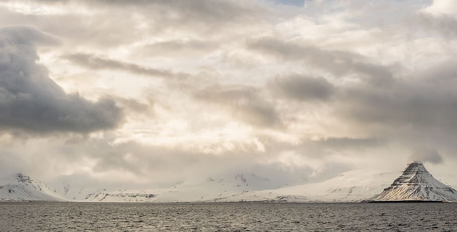 Gipfel, Wolken, kalt, Tageslicht, Eis, Landschaft, Berge, Natur, Ozean, szenisch, Meer, Himmel, Schnee, schneebedeckte Berge, Wasser, Wellen, Wetter, Winter, wolke - himmel, Schönheit in der Natur, Szenen - Natur, Berg, Ruhe, ruhige Szene, keine Leute, Nicht-städtische Szene, Ufergegend, kalte Temperatur, Gebirge, draußen, schneebedeckter Berg, 5K