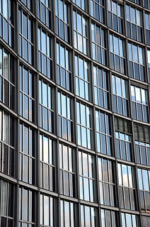 Fassade, Fensterfassade, Fenster, Gebäude, Bürogebäude, Wolkenkratzer, die Architektur, Gebäudehülle, gebaute Struktur, Reflexion, Glas - Material, Stadt, Vollbild, modern, keine Leute, Hintergründe, Büro, Bürogebäude außen, Muster, in einer Reihe, draußen, Wiederholung, Gesundheitswesen und Medizin, Tag, Wohnung, 4K, CC0, gemeinfrei, lizenzfrei