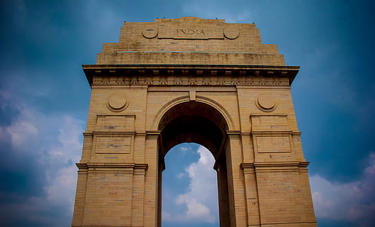 marron, béton, Porte de l'Inde, ancien, cambre, architecture, bleu, ciel bleu, ville, des nuages, lumière du jour, porte, Inde, point de repère, monument, rue, tourisme, la tour, Urbain, ciel, nuage - ciel, faible angle de vue, structure construite, l'histoire, le passé, la nature, personne, Destinations de voyage, extérieur du bâtiment, Voyage, journée, arc de Triomphe, Mémorial, en plein air, 5K, CC0, domaine public, libre de droits