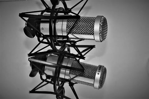 microfon, studio, voce, radiodifuzare, sunet, înregistrare, muzică, audio, Mic, vocal, radio, condensator microfon, stereo, argint, echipament, tehnologie, în interior, a închide, comunicare, dispozitiv de intrare, metal, nici o persoana, arta culturii și divertismentului, echipament audio, zgomot, conexiune, studio shot, vedere unghiulară joasă, să se concentreze asupra primelor elemente, echipamente de înregistrare a sunetului, Echipament electric, post de radio, 5K, CC0, domeniu public, fără drepturi de autor