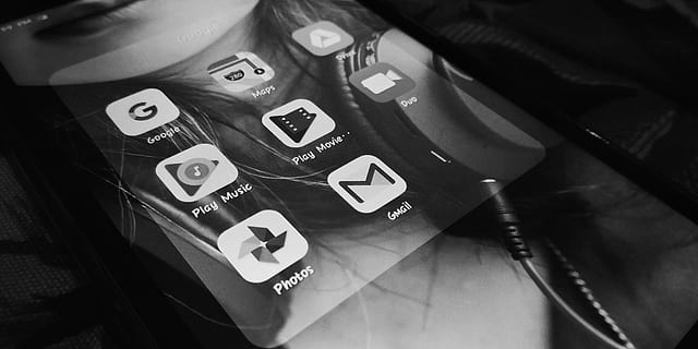 technologie, podnikání, počítač, sdělení, telefon, zařízení, Google, gmail, Disk Google, Aplikace Google, Google duo, fotografie Google, Google hrát hudbu, černé pozadí, telefon s Androidem, Černý a bílý, černobílý, číslo, uvnitř, detail, nikdo, text, stálý život, retro stylu, dopis, spojení, vysoký úhel pohledu, abeceda, selektivní zaměření, analogový, celý rám, západní skript, umělecká kultura a zábava, 4K, CC0, veřejná doména, bez autorských práv