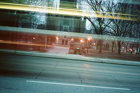 Toronto, Kanada, Licht, Transit, Kirche, Straße, verwischen, Bewegung, Straßenbahn, Streifen, die Architektur, Stadt, Transport, gebaute Struktur, Gebäudehülle, Glas - Material, Nacht-, Transportmittel, Bewegungsunschärfe, Fenster, keine Leute, Reflexion, beleuchtet, Baum, Natur, Langzeitbelichtung, draußen, Regen, 2K, CC0, gemeinfrei, lizenzfrei