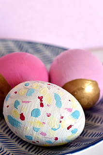 Pasqua, uovo, uova, dipinto, colorato, allegro, macchiato, macchie, bianca, rosa, nido, simbolo, concetto, primavera, luminosa, tradizionale, multicolore, uovo di Pasqua, avvicinamento, modello, in casa, natura morta, arte e artigianato, nessuno, celebrazione, concentrarsi sulle conoscenze acquisite, tavolo, vacanza, colore rosa, cibo, creatività, design, motivo floreale, 4K, CC0, dominio pubblico, privo di copyright