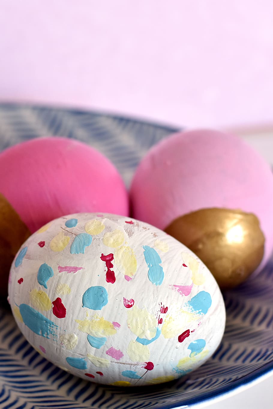 Pasqua, ou, ous, pintat, colorit, de colors, alegre, tacat, taques, blanc, rosa, niu, símbol, concepte, primavera, brillant, tradicional, multicolor, ou de Pasqua, primer pla, patró, a l'interior, natura morta, art i artesania, cap gent, celebració, centrar-se en primer pla, taula, festa, color rosa, menjar, creativitat, disseny, motiu floral, 4K