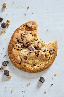 bite, cookie, hvit, flate, mat og Drikke, mat, bakt, søt mat, friskhet, stilleben, overbærenhet, innendørs, ingen folk, fristelse, sjokolade kjeks, sjokolade, usunn mat, nærbilde, høy vinkel visning, sjokoladechip, søt, dessert, klar til å spise, matbit, 4K, CC0, offentlig domene, opphavsrett gratis