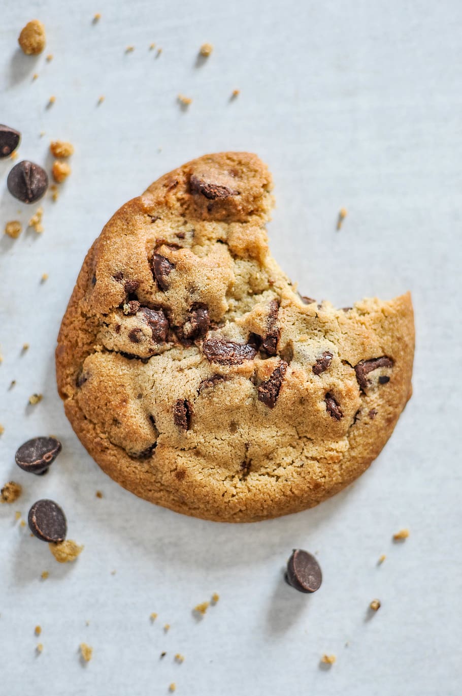 bid, cookie, hvid, overflade, mad og drikke, mad, bagt, sødt mad, friskhed, stilleben, overbærenhed, indendørs, ingen mennesker, fristelse, chokolade chip cookie, chokolade, usund spisning, tæt på, høj vinkel visning, chokoladechip, sød, dessert, klar til at spise, snack, 4K