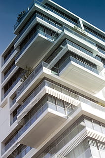 Alemanya, Berlín, pila, terrasses, terrassa, edifici, blanc, assolellat, modern, contemporani, balcó, acer, finestres, finestra, cel, apartament, barana, vista, vidre, equilibri, arquitectura, estructura construïda, exterior de l'edifici, vista d’angle baix, cap gent, naturalesa, ciutat, dia, cel clar, a l'aire lliure, barri residencial, llum solar, vidre - material, exterior d’edifici d’oficines, luxe, 5K, CC0, domini públic, lliure de regalies