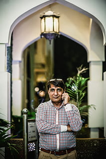 homme, permanent, parlant, téléphone, une personne, Vrais gens, architecture, modes de vie, vue de face, mi adulte, jeune adulte, la taille, portrait, adulte, Vêtements décontractés, Activité de loisir, des lunettes, les jeunes hommes, structure construite, séance, souriant, colonne architecturale, 5K, CC0, domaine public, libre de droits