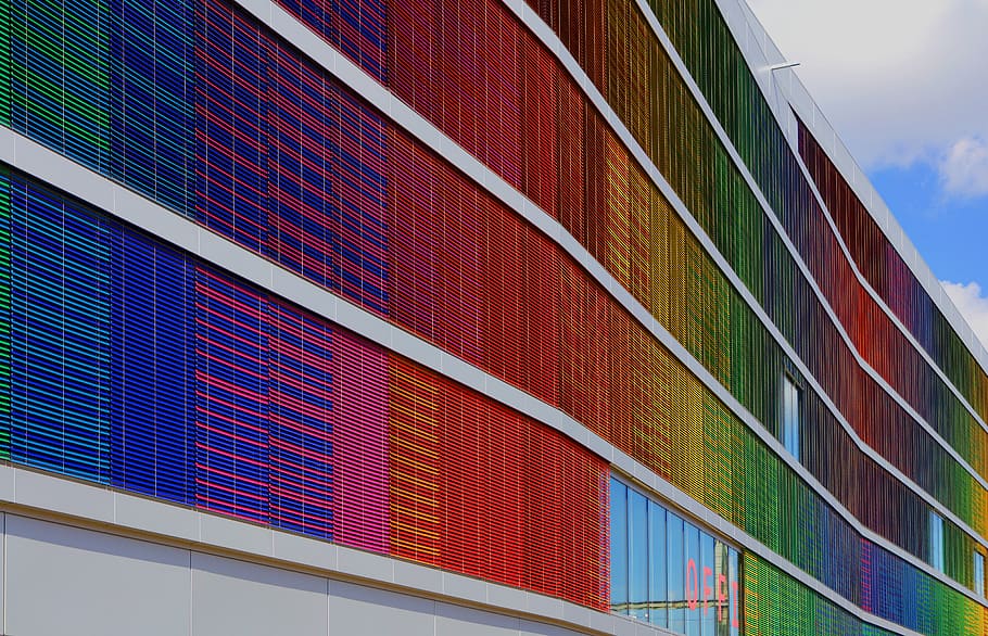 flerfarvet glasvindue, arkitektur, bygget struktur, bygning udvendig, lav vinkel visning, multi farvet, bygning, dag, himmel, ingen mennesker, vindue, glas - materiale, by, mønster, moderne, kontorbygning udvendig, udendørs, natur, sky - himmel, kontor, afspejling, 5K