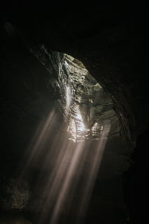 foto de baix angle, gris, concret, cova, llum, rock, explorar, senderisme, naturalesa, subterrani, sender lleuger, raig de llum, il·luminat, fosc, túnel, aigua, cap gent, rock - object, riu, a l'aire lliure, mar, escenics, color negre, viatjar, reflexió, fons, paisatge, llum - fenomen natural, profund, geologia, lloc famós, nit, 5K, CC0, domini públic, lliure de regalies
