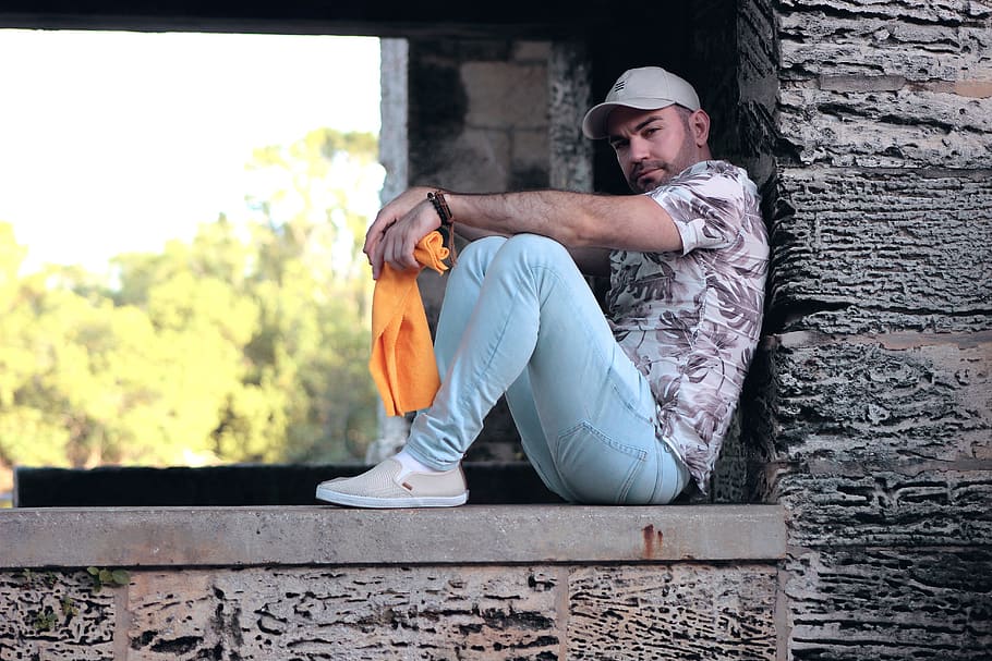 model, modelatge, pose, jove, moda, retrat, posant, persona, llatí, adult, gent, latino, masculí, maco, home, una persona, assegut, home jove, adult jove, roba casual, longitud completa, arquitectura, homes, dia, relaxació, activitat d'oci, roba, tapa, estils de vida, persones reals, a l'aire lliure, 5K