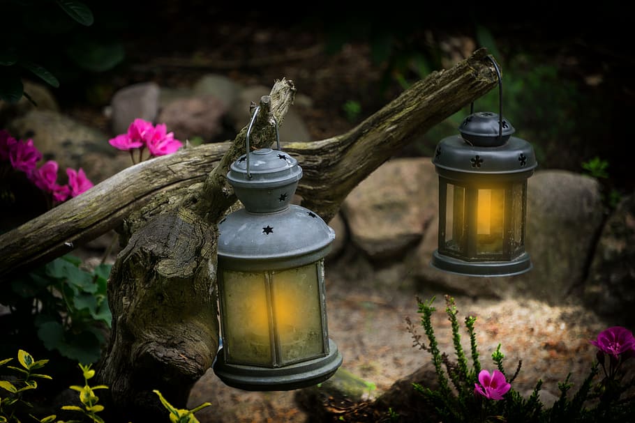 Laternen, Licht, Lampe, Design, Stimmung, Beleuchtung, dunkel, Abend, Blumen, Holz, Stein, Sand, Stillleben, Blume, blühende Pflanze, Pflanze, Container, Natur, keine Leute, Nahansicht, Fokus auf den Vordergrund, Metall, Holz - Material, Tag, draußen, Frische, Zerbrechlichkeit, Schönheit in der Natur, Flasche, Laterne, Verletzlichkeit, Baum, Lichtanlage, elektrische Lampe, 5K
