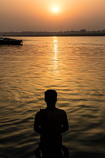 Indie, varanasi, Ganges, omývání, řeka, svítání, vod, odraz, praní, náboženství, hinduismus, západ slunce, voda, nebe, krása v přírodě, oranžová barva, silueta, scenics - příroda, zpětný pohled, skutečných lidí, klid, Příroda, klidné scény, moře, volnočasové aktivity, idylický, jedna osoba, slunce, muži, venku, při pohledu na pohled, 5K, CC0, veřejná doména, bez autorských práv