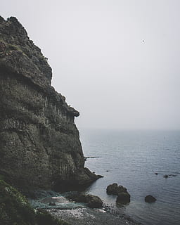 grå, grøn, bjerg, Bugt, strand, klint, daggry, dagslys, tåge, tåget, landskab, natur, ocean, rekreation, klipper, stenet bjerg, naturskøn, hav, marinemaleri, kysten, sommer, ferie, vand, himmel, klippe, skønhed i naturen, rolig scene, ro, jord, scenics - natur, rock-objekt, solid, horisont over vand, rock formation, horisont, ingen mennesker, udendørs, eroderet, 4K, CC0, offentligt domæne, royaltyfrie