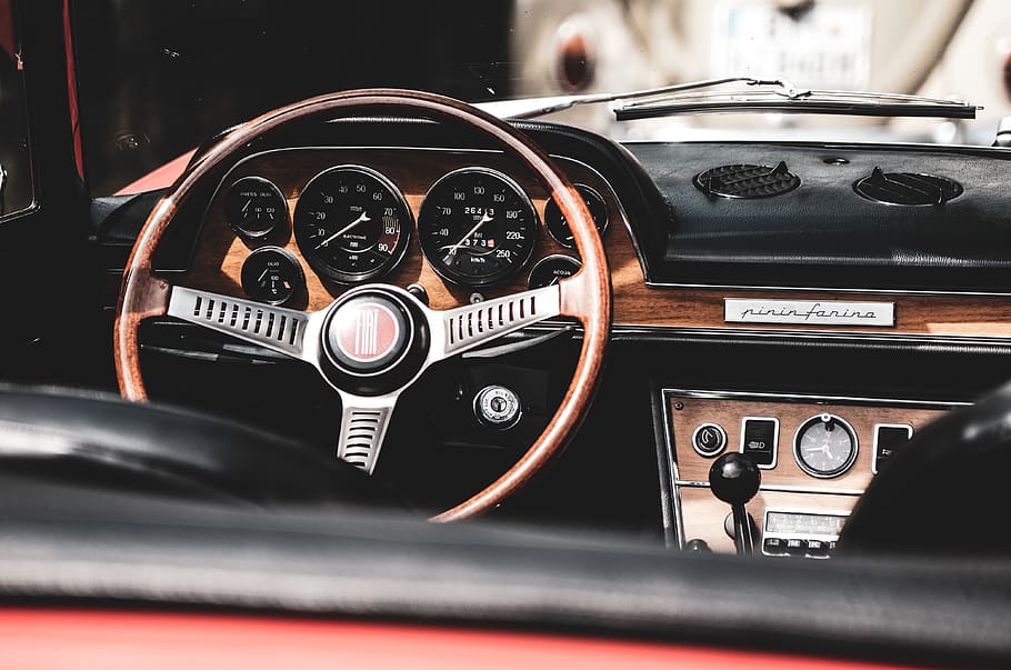 Fahrzeuginnenraum, Auto, Transportmittel, Kraftfahrzeug, Instrumententafel, Landfahrzeug, Schalttafel, Transport, Tachometer, Retro-Stil, Autoinnenraum, Nahansicht, Lenkrad, Nummer, keine Leute, Steuerung, drinnen, Gangschaltung, Technologie, 4K