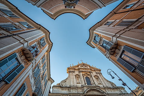 arquitectura, edifici, infraestructura, estructura, establiment, apartament, finestres, condomini, hotel, núvols, cel, vista d’angle baix, estructura construïda, exterior de l'edifici, dia, lloc de culte, cap gent, religió, finestra, el passat, creença, història, naturalesa, destinacions de viatge, espiritualitat, arc, a l'aire lliure, rellotge, sostre, directament a sota, 1080P, CC0, domini públic, lliure de regalies