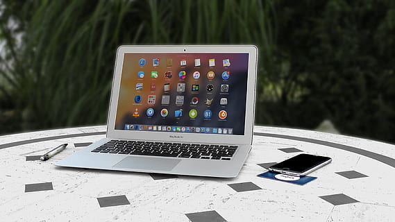 käynnistetty MacBook-ilma, valkoinen, harmaa, pinta-, hämärtää, viestintä, yhteys, data, laite, elektroninen, elektroniikka, tiedot, Internet, iphone, Job, näppäimistö, kannettava tietokone, tiedotusvälineet, monitori, multimedia, kynä, kannettava, etätyö, kuvaruutu, älypuhelin, tekniikka, Puut, verkko, langaton, työ, työpaikka, langaton tekniikka, tietokone, kannettava tietoväline, ei ihmisiä, pöytä, päivä, kännykkä, tietokonelaitteisto, lähikuva, ulkona, luonto, auringonvalo, tietoliikennelaitteet, ohjaus, asetelma, 5K, CC0, public domain, rojaltivapaa