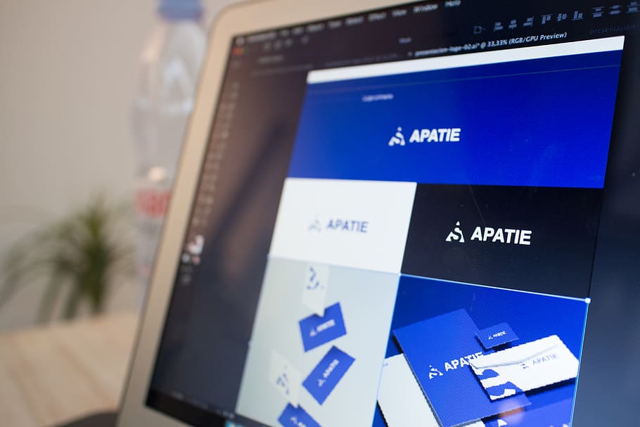 mac, macbook, design, loga, západní skript, text, detail, sdělení, technologie, uvnitř, nikdo, modrý, zaměřit se na popředí, finance, podnikání, spojení, studio shot, papír, vedení, obrazovka, číslo, bezdrátové technologie, letenka, 5K