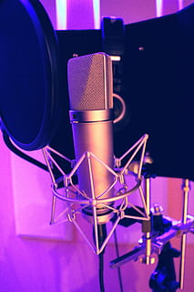 silbernes Aufnahmemikrofon, verwischen, Nahansicht, Konsole, elektronisch, Elektronik, Fokus, beleuchtet, Instrument, mic, Mikrofon, Musik Studio, Performance, Aufzeichnung, Eingabegerät, Musik-, Kunst, Kultur und Unterhaltung, Studio, Technologie, Aufnahmestudio, drinnen, Tontechnik, Ausrüstung, Tonaufzeichnungsgeräte, keine Leute, Musikinstrument, Kommunikation, Musikausrüstung, Rundfunk-, Fokus auf den Vordergrund, Bühne, lila, Radiosender, Mikrofonständer, Nachtleben, Rockmusik, Audio-Elektronik, 5K