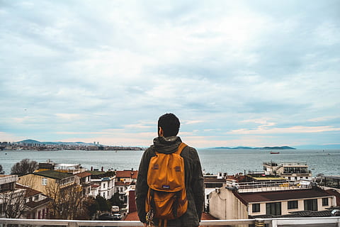 hombre, vistiendo, negro, chaqueta, marrón, mochila, explorar, Estanbul, Oceano, persona, mar, pueblo, pavo, agua, cielo, nube - cielo, vista trasera, gente real, exterior del edificio, una persona, en pie, arquitectura, estructura construida, naturaleza, estilos de vida, ciudad, actividad de ocio, belleza en la naturaleza, hombres, día, paisaje urbano, al aire libre, mirando a la vista, capucha - ropa, ropa de abrigo, 4K, CC0, dominio público, libre de derechos