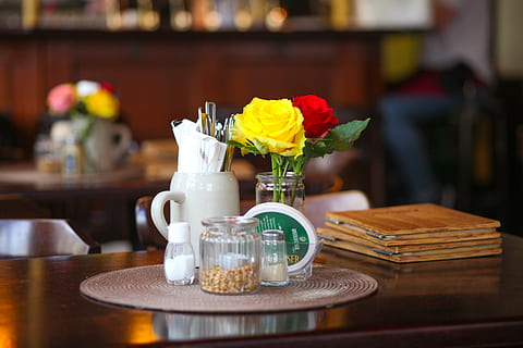 Pub, Tabelle, Deko, Ambiente, Besteck, Rosen, Speisekarte, blühende Pflanze, Essen und Trinken, Blume, Frische, Geschäft, Lebensmittel, Pflanze, Restaurant, keine Leute, Container, Stillleben, Holz - Material, drinnen, Getränk, Fokus auf den Vordergrund, Erfrischung, Haushaltsausstattung, Tasse, Becher, Glas, 5K, CC0, gemeinfrei, lizenzfrei