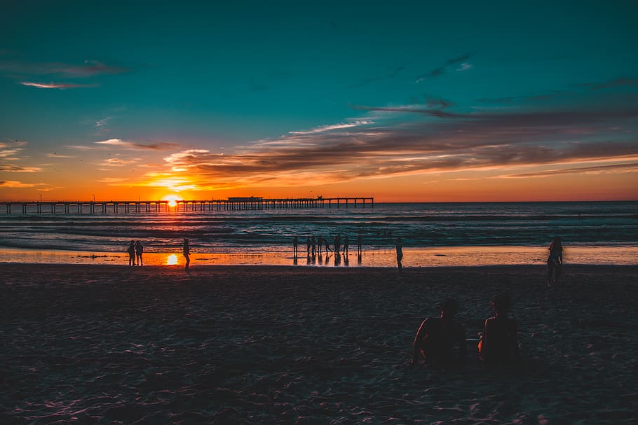 platja al capvespre, badia, platja, núvols, alba, moll, tarda, embarcador, paisatge, llum, oceà, gent, reflexió, sorra, mar, paisatge marí, vora del mar, cel, sol, posta de sol, aigua, terra, escenics - natura, núvol - cel, bellesa a la natura, tranquil·litat, naturalesa, escena tranquil·la, horitzó sobre l’aigua, color taronja, idíl·lic, horitzó, persones incidentals, a l'aire lliure, 5K