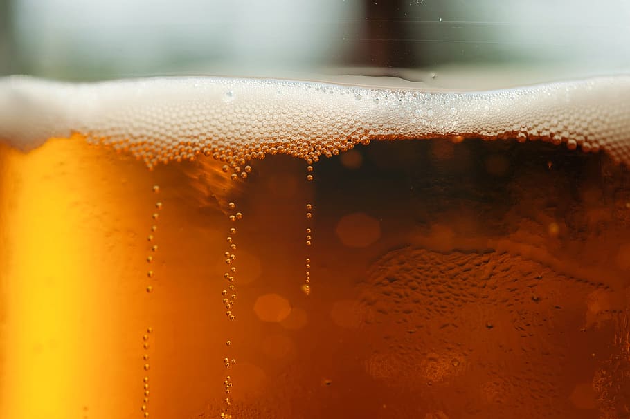cervesa, alcool, bombolla, tancar, macro, escuma, mousse, pression, taronja, ocre, beure, refresc, menjar i beguda, equipament per a la llar, vidre, copa, primer pla, frescor, alcohol, humit, cap gent, beguda freda, aigua, temperatura de fred, a l'interior, condensació, cervesa - alcohol, vidre - material, carbonatats, lager, vaixella, 4K