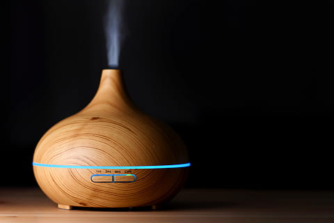 difusor, oli, aroma, dormir, aromateràpia, fragància, relaxació, a casa, nit, descans, clima interior, aromàtic, nebulització, humidificador, bio, calmant, olis essencials, fusta, estimulant, saludable, olor, material de fusta, a l'interior, primer pla, tir de l'estudi, còpia espai, cap gent, fons negre, menjar i beguda, natura morta, taula, menjar, art i artesania, estri de cuina, enfocament selectiu, frescor, bol, benestar, fosc, alimentació saludable, menjar japonès, 2K, CC0, domini públic, lliure de regalies