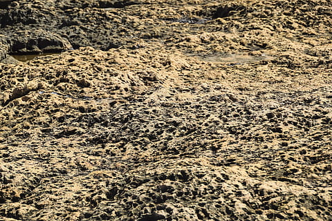 struttura, meteorite, sfondo, roccia, nero, naturale, pietra, minerale, metallo, natura, vecchio, superficie, astratto, Materiale, grigio, ruvido, granito, acciaio, avvicinamento, screpolato, spazio, all'aperto, colore, terra, fotogramma intero, giorno, nessuno, vista dall'alto, sfondi, modello, sabbia, la tranquillità, bellezza nella natura, luce del sole, strutturato, spiaggia, ambiente, campo, scenics - natura, scena tranquilla, modello naturale, clima arido, 2K, CC0, dominio pubblico, privo di copyright