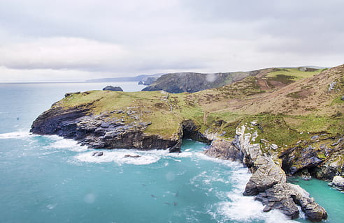 aéreo, fotografía, isla, playa, acantilados, nubes, costa de Cornualles, ensenada, luz, ambiente, idílico, paisaje, naturaleza, Oceano, rocas, escénico, mar, seaa, espuma de mar, marina, costa, cielo, verano, navegar, tranquilo, de viaje, agua, olas, belleza en la naturaleza, paisajes - naturaleza, nube - cielo, escena tranquila, tranquilidad, tierra, día, rock, escena no urbana, nadie, sólido, frente al mar, roca - objeto, al aire libre, costa rocosa, color turquesa, 5K, CC0, dominio público, libre de derechos