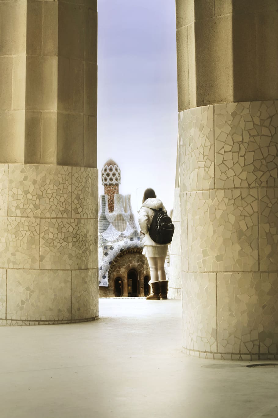 arquitectura, edifici, pilar, columna, cripta, pis, sòls, humà, persona, cúpula, il·luminació, arc, arquejat, cristall, torre, fletxa, campanar, passadís, monestir, habitatge, estructura construïda, persones reals, una persona, història, el passat, columna arquitectònica, estils de vida, exterior de l'edifici, dones, activitat d'oci, art i artesania, dia, vista del darrere, creativitat, de peu, escultura, longitud completa, a l'aire lliure, 5K