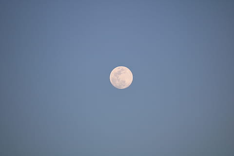exappiah, lună, spaţiu, cer, astronomie, frumusețe în natură, cer senin, lună planetară, vedere unghiulară joasă, noapte, o scenă liniștită, liniște, scenice - natura, lună plină, natură, albastru, spațiu copie, nici o persoana, idilic, cerc, formă, în aer liber, astrologie, spațiu și astronomie, lumina lunii, 5K, CC0, domeniu public, fără drepturi de autor