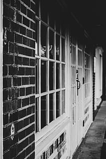 ladrillo, ventana, pared, puerta, edificio, prisión, corredor, puertas, en blanco y negro, calle, ventanas, arquitectura, ancho de banda, barandilla, pasarela, camino, pretil, acera, pavimento, estructura construida, exterior del edificio, nadie, día, pared - característica de la construcción, al aire libre, pared de ladrillo, en una fila, centrarse en primer plano, Distrito residencial, enfoque selectivo, modelo, de cerca, arcada, 5K, CC0, dominio público, libre de derechos
