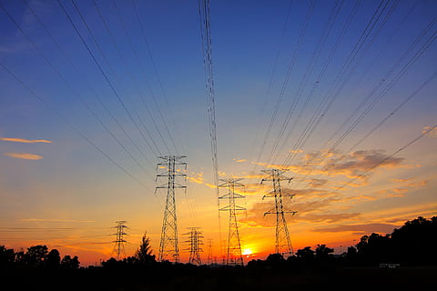 transmisja, linia, chmury, niebo, drzewa, roślina, zachód słońca, ciemny, sylwetka, Elektryczność, pylon energii elektrycznej, technologia, kabel, linia napięcia, zasilacz, połączenie, drzewo, wytwarzanie paliwa i energii, piękno natury, chmura - niebo, kolor pomarańczowy, Natura, niski kąt widzenia, żadnych ludzi, spokojna scena, na dworze, romantyczne niebo, złożoność, 1080P, CC0, domena publiczna, darmowe zdjęcia