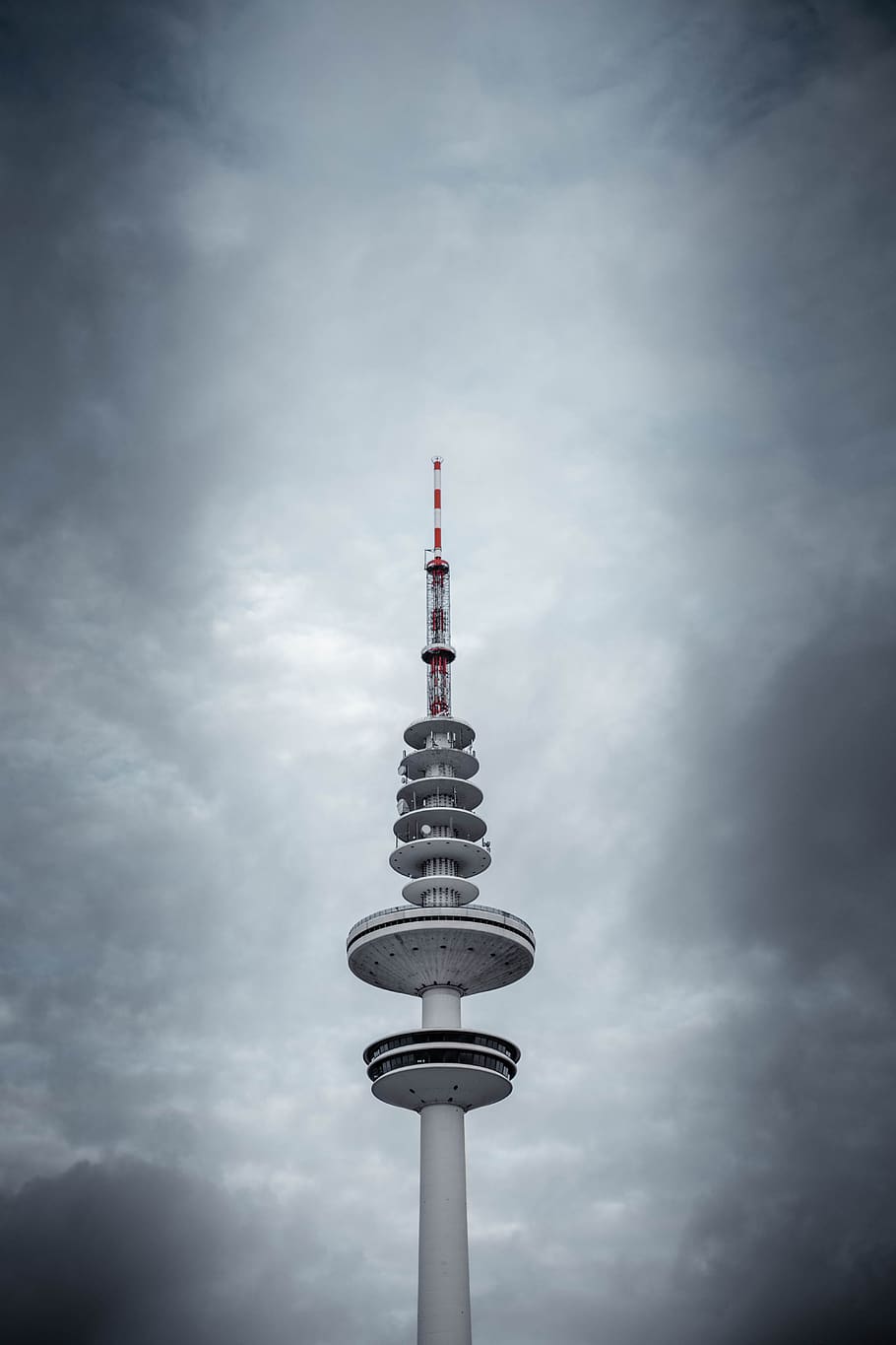 arquitectura, edifici, torre, campanar, fletxa, Hamburg, Alemanya, torre de televisió d’Hamburg, metròpolis, ciutat, urbà, de gran alçada, antena, dispositiu elèctric, 040, fernsehturm, humor, canviant d'humor, tempesta, núvol - cel, estructura construïda, alta - alta, exterior de l'edifici, cel, vista d’angle baix, viatjar, turisme, comunicació, destinacions de viatge, cap gent, naturalesa, dia, a l'aire lliure, comunicacions globals, gratacels, exterior d’edifici d’oficines, 5K