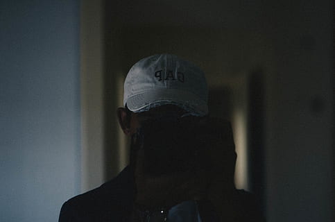 divario, cappello, buio, pastoso, cupo, urbano, fotografo, telecamera, nascosto, sfondo, colpo alla testa, una persona, in casa, persone reali, ritratto, uomini, travestimento, capi di abbigliamento, maschera, stili di vita, vista frontale, maschera - travestimento, cappuccio, berretto, volto oscurato, attività di svago, persona irriconoscibile, adulto, questioni sociali, cappuccio - abbigliamento, volto umano, 4K, CC0, dominio pubblico, privo di copyright