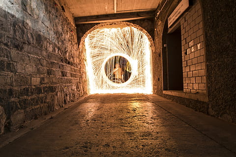 foto timelapse, uomo, corridoio, luce, arco, architettura, costruzione, buio, pietra, tunnel, parete, struttura costruita, lunga esposizione, illuminato, movimento sfocato, lana filo, raggiante, movimento, Filatura, direzione, la strada davanti, notte, in casa, nessuno, caratteristica della parete, creatività, scintille, mattone, 2K, CC0, dominio pubblico, privo di copyright
