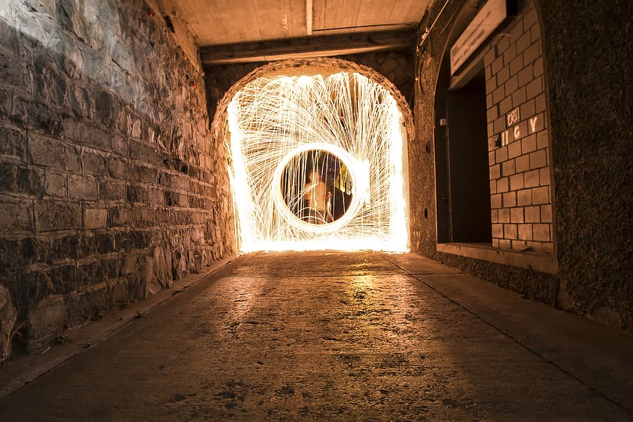 foto del timelapse, home, passadís, llum, arc, arquitectura, edifici, fosc, pedra, túnel, paret, estructura construïda, exposició llarga, il·luminat, moviment borrós, llana de filferro, brillant, moviment, girant, direcció, el camí a seguir, nit, a l'interior, cap gent, funció de construcció de parets, creativitat, espurnes, maó, 2K