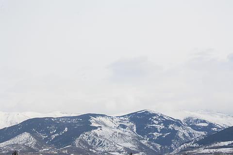 Hiszpania, llvia, chmury, zimowy, góry, krajobraz, Tapeta, drzewa, śnieg, zimna temperatura, Góra, piękno natury, ośnieżona góra, scenics - natura, pasmo górskie, niebo, chmura - niebo, spokojna scena, dzień, żadnych ludzi, Natura, spokój, scena pozamiejska, środowisko, mgła, szczyt górski, 4K, CC0, domena publiczna, darmowe zdjęcia