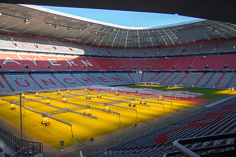fodboldstadion, bygning, arena, stadion, transportmidler, køretøj, bus, tyrefægterarena, arkitektur, amfiteater, shaker, flaske, rækværk, hangar, konstruktionskran, tag, drik, drikke, Juice, oval, sport, gul, bygget struktur, sæde, sport mødested, holdsport, himmel, dag, fodbold, bleachers, gruppe af mennesker, udendørs, natur, bygning udvendig, fravær, høj vinkel visning, konkurrence, tilskuer, 5K, CC0, offentligt domæne, royaltyfrie