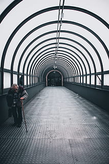 man, gebruik makend van, riet, wandelen, weg, gang, pad, menselijk, persoon, voetganger, voetpad, leuning, baluster, gebouw, tunnel, tapijt, stad-, stad, stedelijk, straat, steeg, trottoir, boog, architectuur, richting, de weg vooruit, echte mensen, een persoon, volledige lengte, ingebouwde structuur, achteraanzicht, levensstijlen, mannen, binnenshuis, dag, vrijetijdsbesteding, perspectief verminderen, vervoer, patroon, plafond, gewelfd, 5K, CC0, publiek domein, royaltyvrij