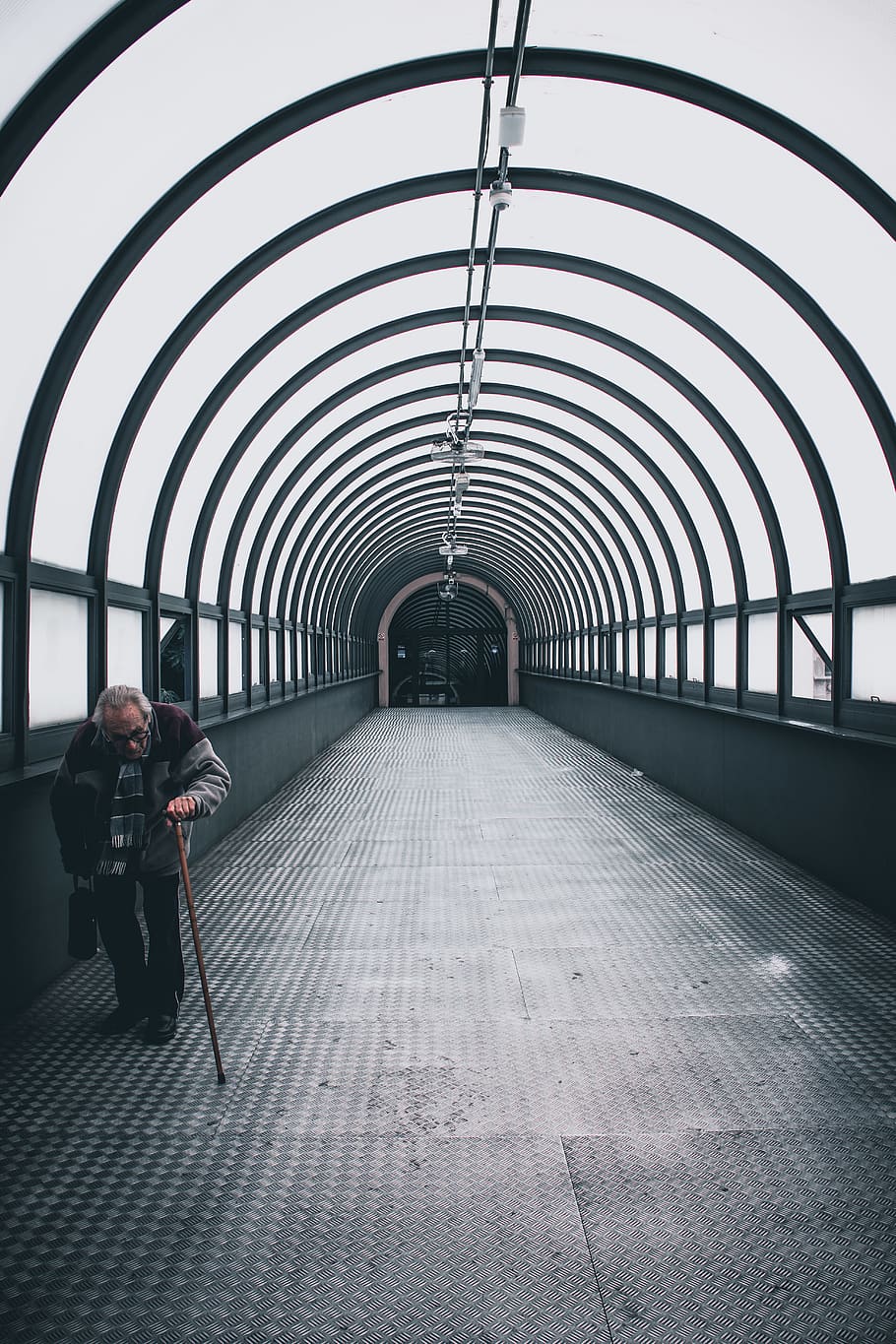 man, gebruik makend van, riet, wandelen, weg, gang, pad, menselijk, persoon, voetganger, voetpad, leuning, baluster, gebouw, tunnel, tapijt, stad-, stad, stedelijk, straat, steeg, trottoir, boog, architectuur, richting, de weg vooruit, echte mensen, een persoon, volledige lengte, ingebouwde structuur, achteraanzicht, levensstijlen, mannen, binnenshuis, dag, vrijetijdsbesteding, perspectief verminderen, vervoer, patroon, plafond, gewelfd, 5K