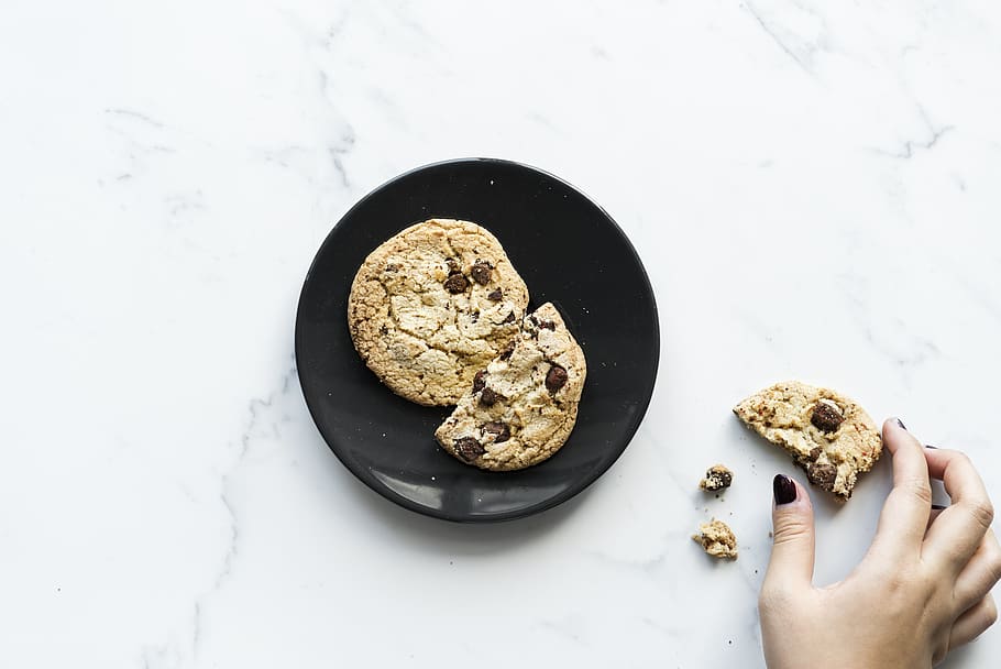 aïllar, al forn, fleca, galeta, trencar, xocolata, Pipetes de xocolata, confecció, cookie, postres, femení, pis pla, flatlay, mà, casolà, marbre, al matí, persona, berenar, taula, textura, menjar i beguda, menjar, mà humana, part del cos humà, frescor, a l'interior, una persona, celebració, llest per menjar, directament a sobre, vista d’angle alt, persones reals, estils de vida, persona irreconeixible, estri de cuina, preparació, preparar el menjar, esmorzar, dit, temptació, 1080P