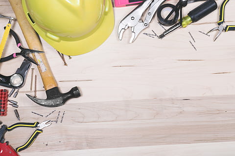 foto di costruzione, flatlay, costruzione, utensili, in casa, industria di costruzioni, strumento di lavoro, tavolo, legno - materiale, Fai da te, casco, vista dall'alto, strumento a mano, nessuno, attrezzatura, strumento, natura morta, penna, sicurezza, grande gruppo di oggetti, forbici, copricapo, industria, Sega a mano, planimetria, 4K, CC0, dominio pubblico, privo di copyright