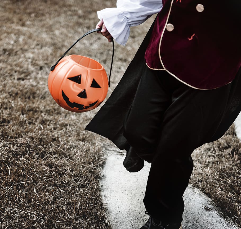 nen, celebració, cistella de caramels de Halloween, activitat, noi, cub, caramels, infància, disfressa, cultura, diversió, emoció, festiu, camp, joc, herba, Halloween, mà, felicitat, festa, carbassa de Halloween, oci, octubre, parc, persona, pirata, juganer, carbassa, recreació, temporada, tradició, tradicional, truc o tracte, caminar, portar, jove, joventut, una persona, persones reals, dia, part del cos humà, secció baixa, naturalesa, centrar-se en primer pla, a l'aire lliure, persona irreconeixible, activitat d'oci, roba, homes, menjar i beguda, 4K